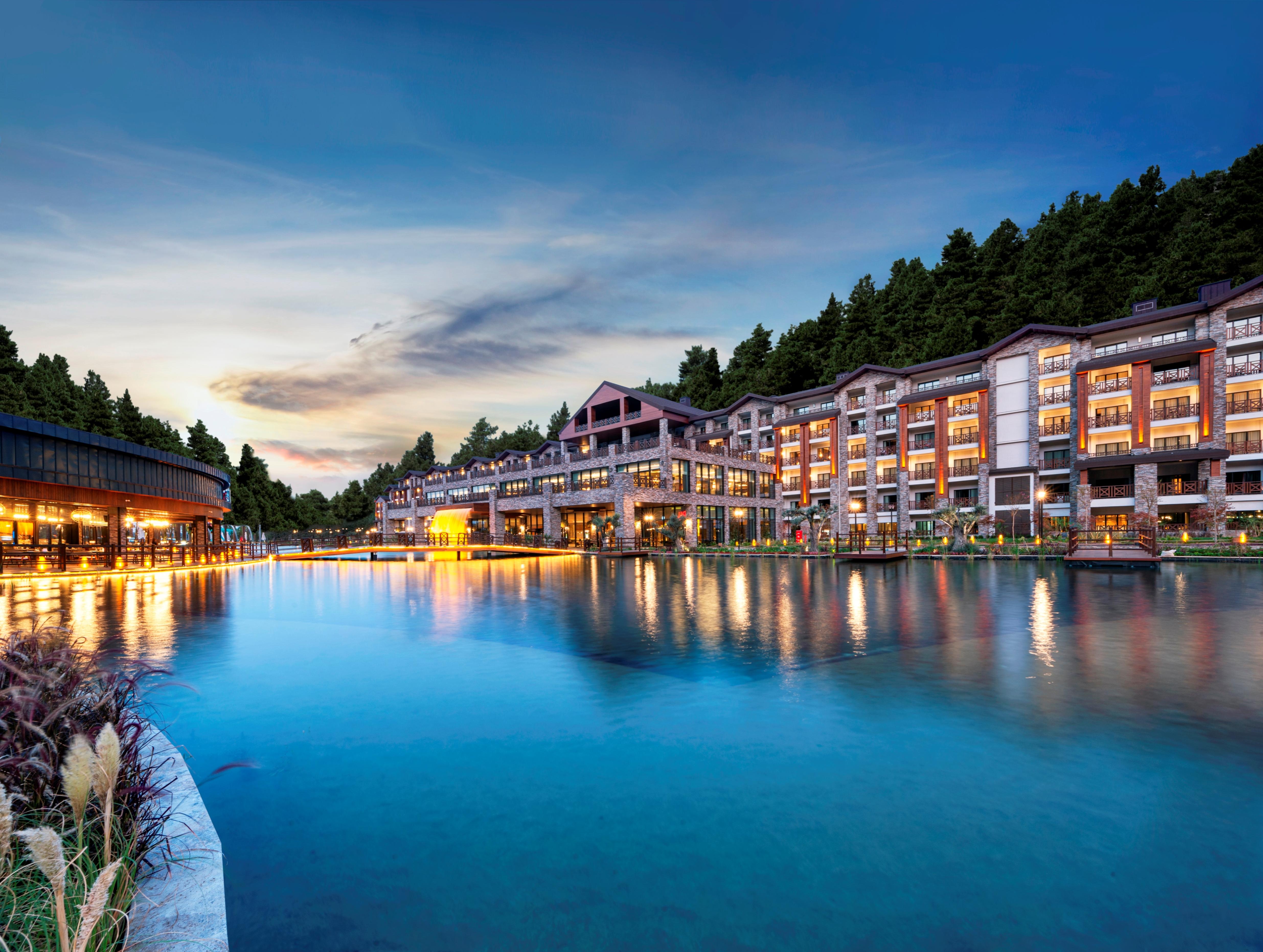 Elite World Grand Sapanca Hotel Exterior foto The resort at night
